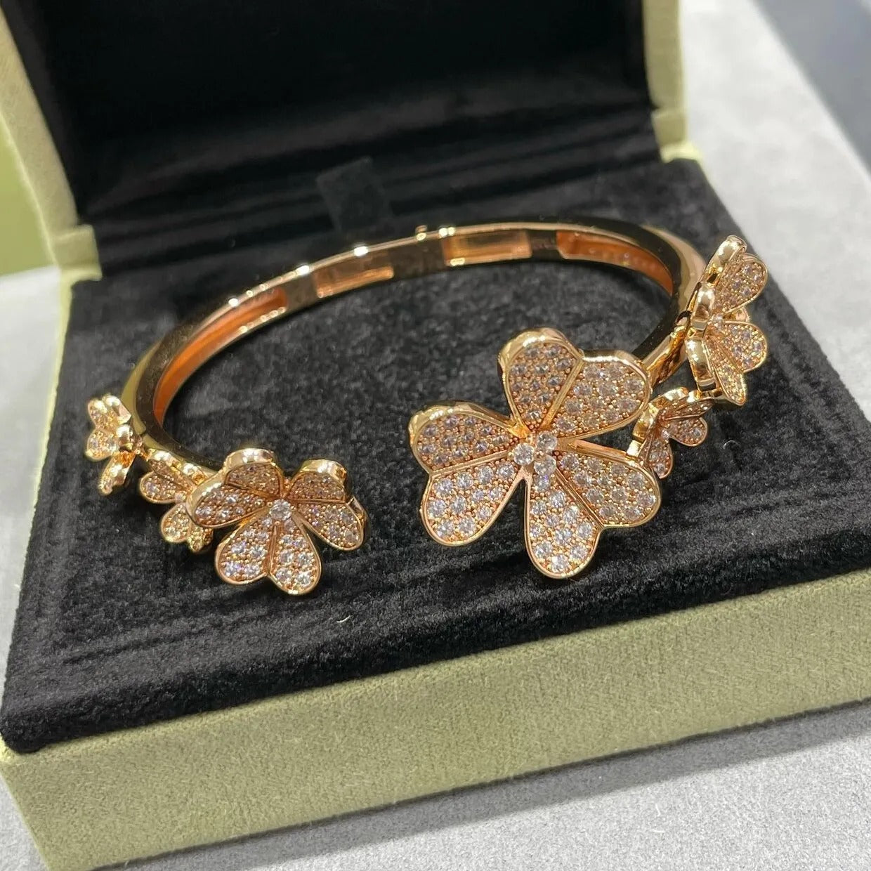 Exquisite 18k Rose Gold Clover Bracelet with 7 Gemstone Floral Charms for Women #D9160