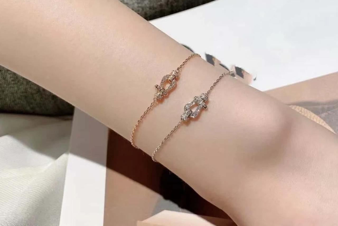 Simple horseshoe bracelet for women with a small Chanel style, high-end temperament, exquisite stacking and fashionable jewelry